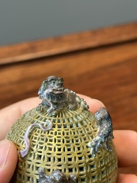 Een Chinese blauw-witte snuiffles en een famille rose opengewerkte bal, 19e eeuw
