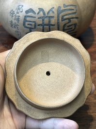 Th&eacute;i&egrave;re couverte en gr&egrave;s de Yixing inscrite, Chine, marque Shuan Sheng 淦生, R&eacute;publique