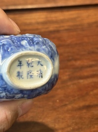 Een Chinese blauw-witte snuiffles en een famille rose opengewerkte bal, 19e eeuw