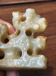 Quatre pi&egrave;ces sculpt&eacute;es en jade blanc, c&eacute;ladon et rouille, Chine, Qing