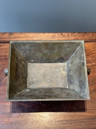 Een Chinees bronzen ritueel vat, 'Fu', Qianlong zegelmerk en uit de periode