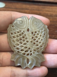 Quatre pi&egrave;ces sculpt&eacute;es en jade blanc, c&eacute;ladon et rouille, Chine, Qing