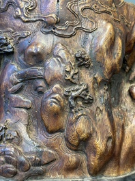 Grand pot &agrave; pinceaux en bois huanghuali sculpt&eacute; &agrave; d&eacute;cor tao&iuml;ste, Chine, 17/18&egrave;me