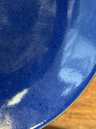 Een Chinees monochroom poederblauw bord, Guangxu merk en periode
