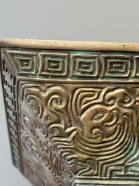Een Chinees bronzen ritueel vat, 'Fu', Qianlong zegelmerk en uit de periode