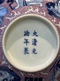 Een Chinese blauw-witte en rose-ge&euml;mailleerde kom met 'Acht Onsterfelijken', Guangxu merk en periode