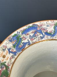 Een paar Chinese Canton famille rose kwispedoors met draken, vogels, vlinders en bloemen, 19e eeuw