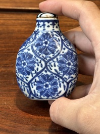 Drie Chinese blauw-witte snuifflessen, Yongzheng merk, 19e eeuw