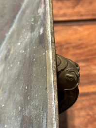 Een Chinees bronzen ritueel vat, 'Fu', Qianlong zegelmerk en uit de periode