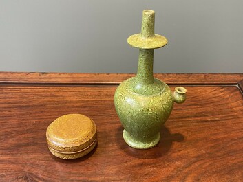 Bo&icirc;te couverte marbr&eacute; &agrave; gla&ccedil;ure jaune et une aigui&egrave;re marbr&eacute; &agrave; gla&ccedil;ure verte, Chine, Tang/Song