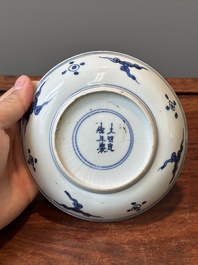 Assiette en porcelaine de Chine bleu et blanc &agrave; d&eacute;cor floral, marque de Xuande, Wanli