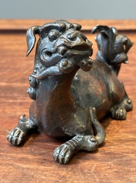Groupe de quatre presse-papiers en bronze dor&eacute;, Chine, Ming/Qing