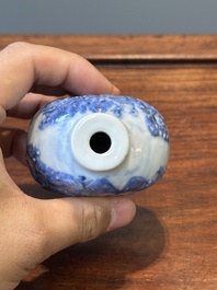 Een Chinese blauw-witte snuiffles en een famille rose opengewerkte bal, 19e eeuw