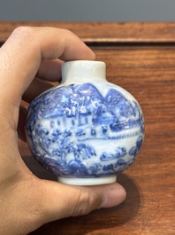 Een Chinese blauw-witte snuiffles en een famille rose opengewerkte bal, 19e eeuw