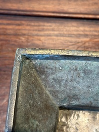 Een Chinees bronzen ritueel vat, 'Fu', Qianlong zegelmerk en uit de periode
