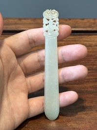 Quatre pi&egrave;ces sculpt&eacute;es en jade blanc, c&eacute;ladon et rouille, Chine, Qing
