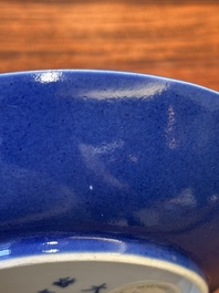 Een Chinees monochroom poederblauw bord, Guangxu merk en periode