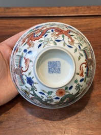 Bol en porcelaine de Chine wucai &agrave; d&eacute;cor de dragons et ph&eacute;nix, marque et &eacute;poque de Daoguang
