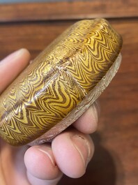 Bo&icirc;te couverte marbr&eacute; &agrave; gla&ccedil;ure jaune et une aigui&egrave;re marbr&eacute; &agrave; gla&ccedil;ure verte, Chine, Tang/Song