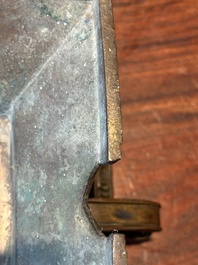 Een Chinees bronzen ritueel vat, 'Fu', Qianlong zegelmerk en uit de periode