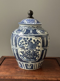 Een Chinese blauw-witte dekselpot met floraal decor, Wanli
