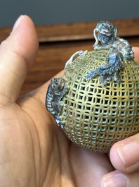 Een Chinese blauw-witte snuiffles en een famille rose opengewerkte bal, 19e eeuw