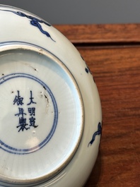 Assiette en porcelaine de Chine bleu et blanc &agrave; d&eacute;cor floral, marque de Xuande, Wanli