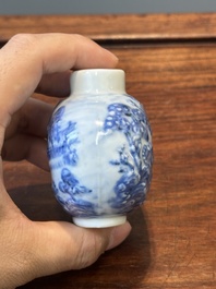 Een Chinese blauw-witte snuiffles en een famille rose opengewerkte bal, 19e eeuw