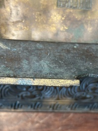 Een Chinees bronzen ritueel vat, 'Fu', Qianlong zegelmerk en uit de periode