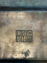 Een Chinees bronzen ritueel vat, 'Fu', Qianlong zegelmerk en uit de periode