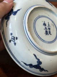 Assiette en porcelaine de Chine bleu et blanc &agrave; d&eacute;cor floral, marque de Xuande, Wanli