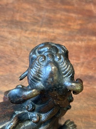 Groupe de quatre presse-papiers en bronze dor&eacute;, Chine, Ming/Qing