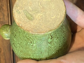 Bo&icirc;te couverte marbr&eacute; &agrave; gla&ccedil;ure jaune et une aigui&egrave;re marbr&eacute; &agrave; gla&ccedil;ure verte, Chine, Tang/Song