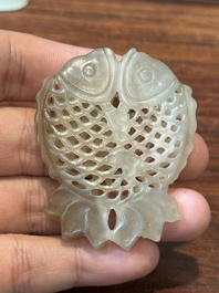 Quatre pi&egrave;ces sculpt&eacute;es en jade blanc, c&eacute;ladon et rouille, Chine, Qing