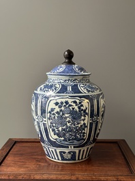 Een Chinese blauw-witte dekselpot met floraal decor, Wanli