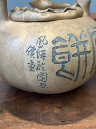 Th&eacute;i&egrave;re couverte en gr&egrave;s de Yixing inscrite, Chine, marque Shuan Sheng 淦生, R&eacute;publique