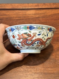 Bol en porcelaine de Chine wucai &agrave; d&eacute;cor de dragons et ph&eacute;nix, marque et &eacute;poque de Daoguang
