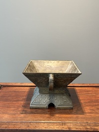 Een Chinees bronzen ritueel vat, 'Fu', Qianlong zegelmerk en uit de periode