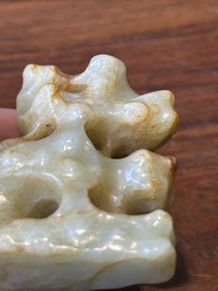 Quatre pi&egrave;ces sculpt&eacute;es en jade blanc, c&eacute;ladon et rouille, Chine, Qing