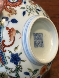 Bol en porcelaine de Chine wucai &agrave; d&eacute;cor de dragons et ph&eacute;nix, marque et &eacute;poque de Daoguang