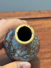 Petit vase de forme bouteille en &eacute;maux cloisonn&eacute;s &agrave; d&eacute;cor de rinceaux de lotus, Chine, marque et &eacute;poque de Qianlong