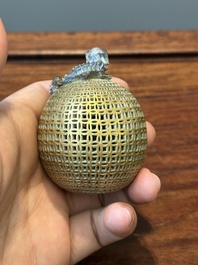 Een Chinese blauw-witte snuiffles en een famille rose opengewerkte bal, 19e eeuw