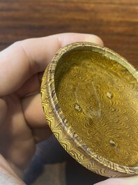 Bo&icirc;te couverte marbr&eacute; &agrave; gla&ccedil;ure jaune et une aigui&egrave;re marbr&eacute; &agrave; gla&ccedil;ure verte, Chine, Tang/Song