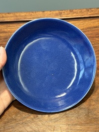 Een Chinees monochroom poederblauw bord, Guangxu merk en periode