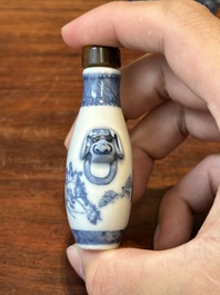 Drie Chinese blauw-witte snuifflessen, Yongzheng merk, 19e eeuw