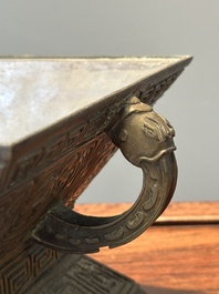 Een Chinees bronzen ritueel vat, 'Fu', Qianlong zegelmerk en uit de periode