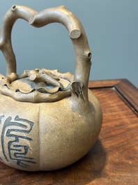 Th&eacute;i&egrave;re couverte en gr&egrave;s de Yixing inscrite, Chine, marque Shuan Sheng 淦生, R&eacute;publique