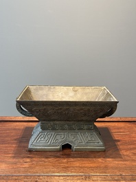 Een Chinees bronzen ritueel vat, 'Fu', Qianlong zegelmerk en uit de periode