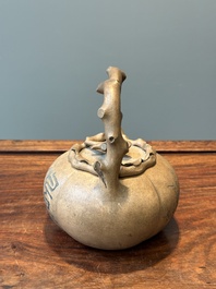 Th&eacute;i&egrave;re couverte en gr&egrave;s de Yixing inscrite, Chine, marque Shuan Sheng 淦生, R&eacute;publique