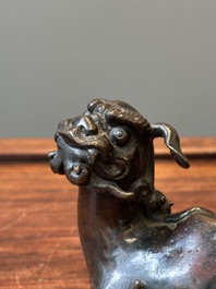 Groupe de quatre presse-papiers en bronze dor&eacute;, Chine, Ming/Qing